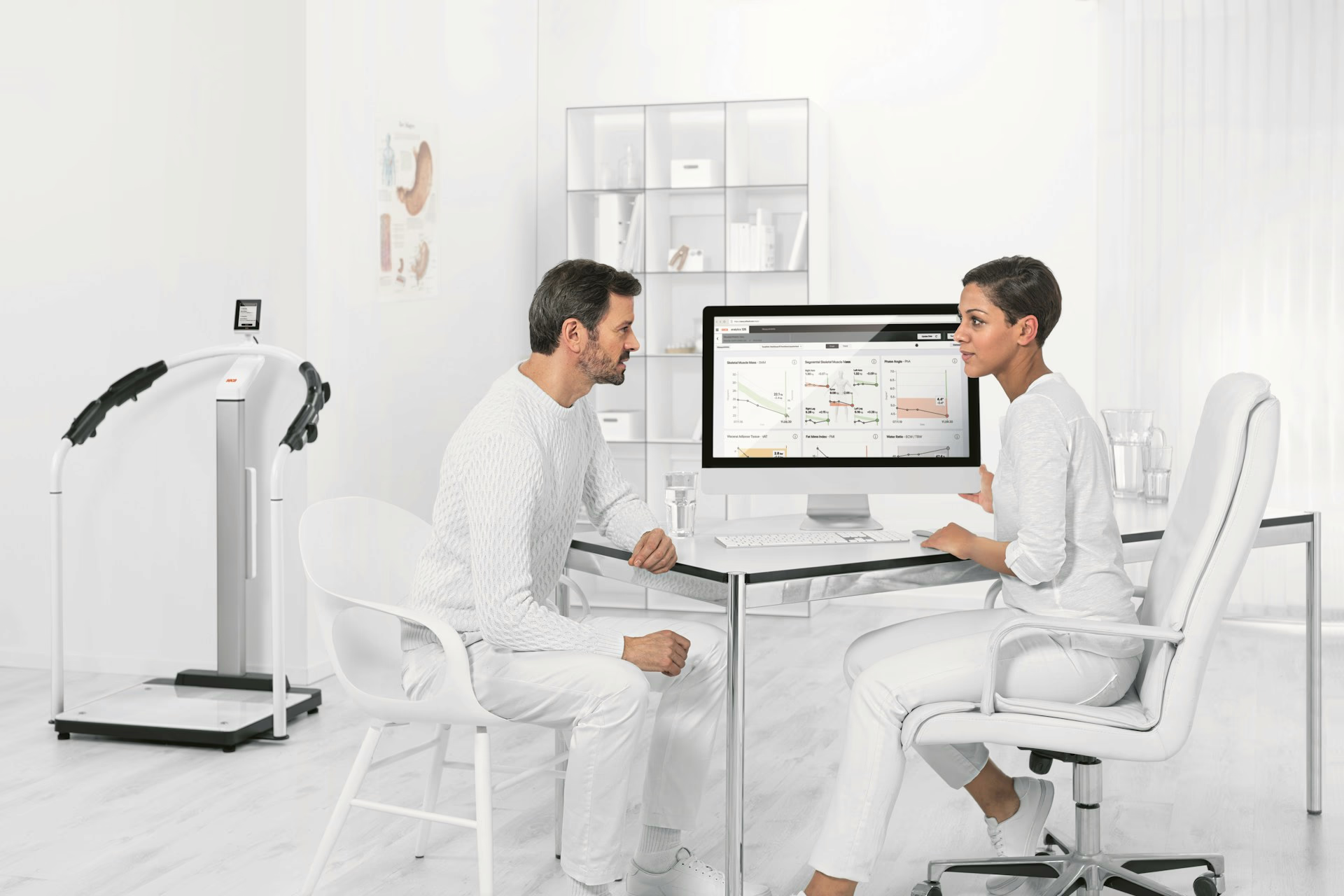 Médica e paciente analisando dashboard clínico