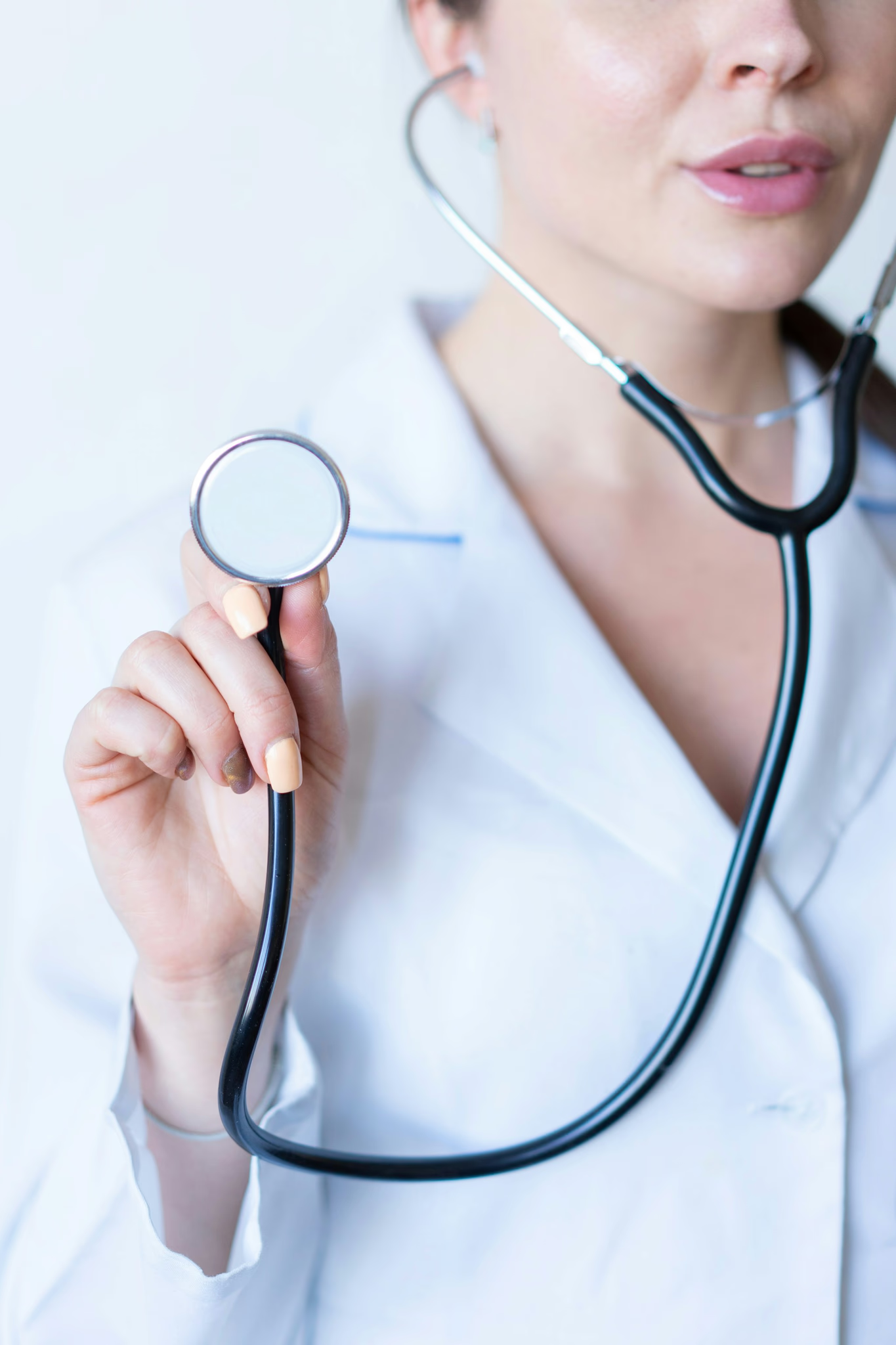 Médica segurando estetoscópio